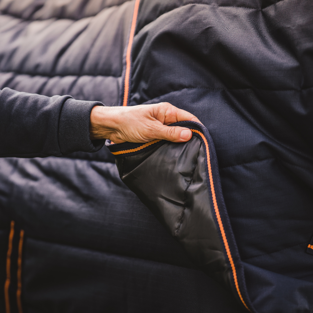 En yderside i 600 denier og en inderside i polyester skaber både holdbarhed og en blød følelse.